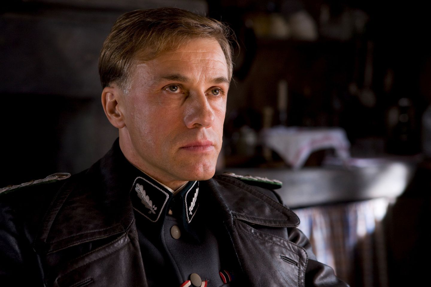 Schauspieler: Diese Rolle machte ihn weltweit berühmt: In Quentin Tarantinos "Inglourious Basterds" verkörperte Christoph Waltz 2009 den SS-Standartenführer Hans Landa derart kaltblütig, dass einem beim Zuschauen das Blut in den Adern gefror. Davon ließen sich auch diverse Jurys beeindrucken. Waltz bekam unter anderem den Darstellerpreis in Cannes, den Oscar als Bester Nebendarsteller sowie einen Golden Globe. Diese Rolle machte ihn weltweit berühmt: In Quentin Tarantinos "Inglourious Basterds" verkörperte Christoph Waltz 2009 den SS-Standartenführer Hans Landa derart kaltblütig, dass einem beim Zuschauen das Blut in den Adern gefror. Davon ließen sich auch diverse Jurys beeindrucken. Waltz bekam unter anderem den Darstellerpreis in Cannes, den Oscar als Bester Nebendarsteller sowie einen Golden Globe.