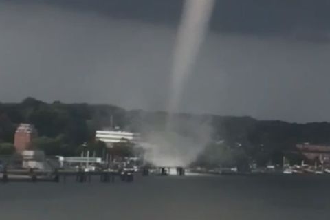 Umgeknickte Bäume, abgedeckte Dächer und ins Wasser gerissene Menschen: der Tornado von Kiel