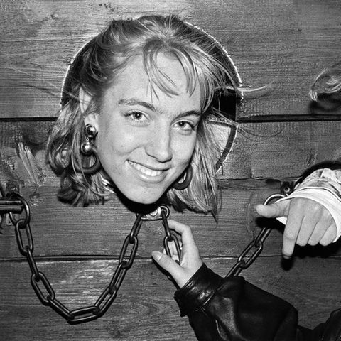 Frau in Guillotine