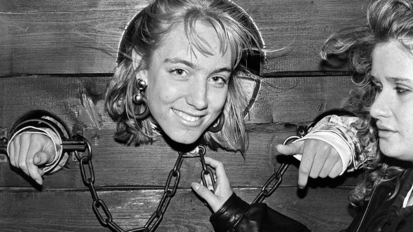 Exzess, Rausch und Dirndl – Fotograf Volker Derlath dokumentiert in seinem Bildband 35 Jahre Oktoberfest Frau in Guillotine