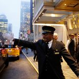 "Die Welt kommt jeden Tag zu  mir", sagte einmal Doorman Thales Cadet, der jahrelang für das Waldorf-Astoria arbeitete.