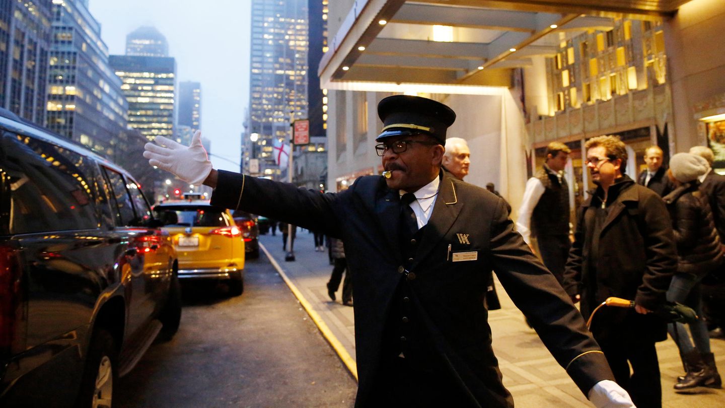 "Die Welt kommt jeden Tag zu  mir", sagte einmal Doorman Thales Cadet, der jahrelang für das Waldorf-Astoria arbeitete.