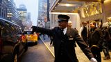 "Die Welt kommt jeden Tag zu  mir", sagte einmal Doorman Thales Cadet, der jahrelang für das Waldorf-Astoria arbeitete.