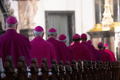 Bischöfe nehmen am Eröffnungsgottesdienst der Herbstvollversammlung der Deutschen Bischofskonferenz teil
