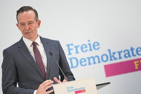 FDP-Generalsekretär Volker Wissing vor dem aktuellen FDP-Logo