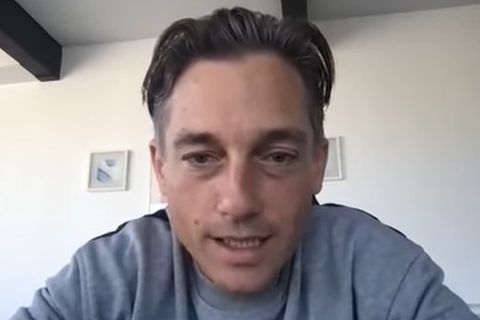 Volker Bruch schaut in eine Kamera