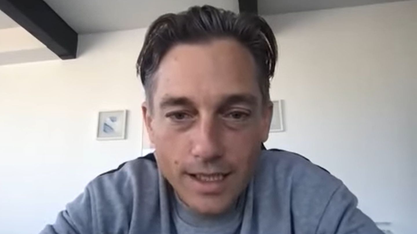 Volker Bruch schaut in eine Kamera