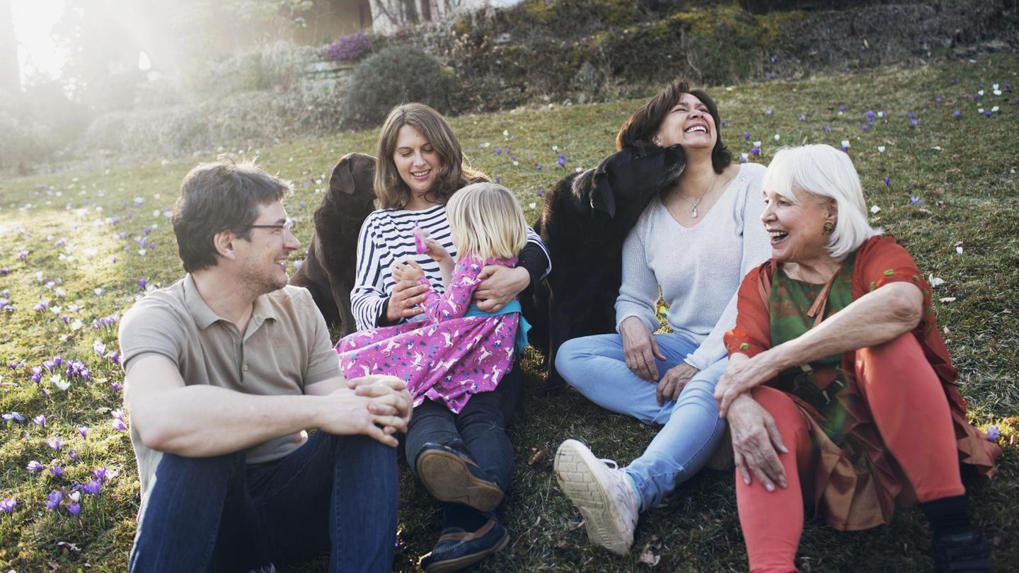 VOE STERN GESUND LEBEN 5/2021 Achtung: Das Gesicht der kleinen Sophia darf nicht zu sehen sein! Fotos müssen vor Abdruck mit dem Autoren Lorenz Wagner abgesprochen werden <wagner.lorenz@gmx.com>; Geschichte Vier Generationen in einem Haus, geschrieben v... Autor Lorenz Wagner, seine Frau und seine Tochter sind mit seiner Schwiegermutter (2. von rechts) und deren Eltern zusammengezogen