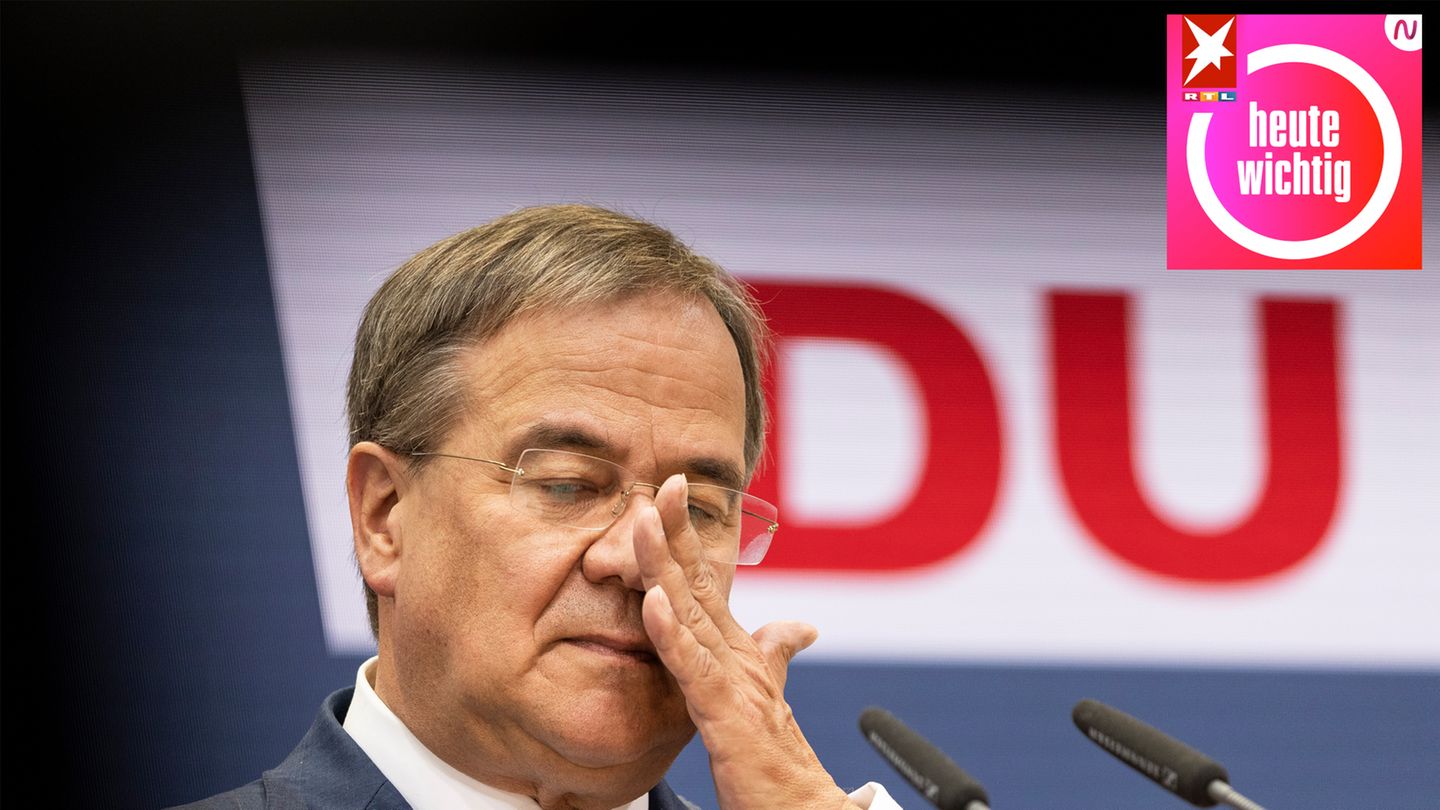 Ein älterer weißer Mann im Anzug und mit randloser Brille wischt sich mit der linken Hand übers Gesicht