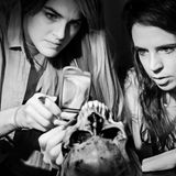 Die Studentinnen Brittany McClain und Lauren Meckel untersuchen die Zähne eines Opfers