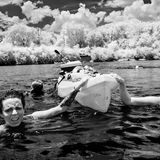 Studentinnen ziehen ein Boot mit Werkzeug durch den Blanco River auf der Suche nach einer Leiche