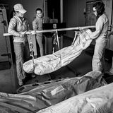 Die Studierenden hieven die schweren Säcke im Labor auf einen Gabelstapler