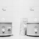 Die Knochen der Hände werden in kleinere Kessel gelegt, sie sind besonders filigran.