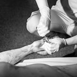 Die Studierenden nehmen Blut-, Haar- und Nagelproben und befestigen eine metallene Plakette mit einer Nummer am Handgelenk.