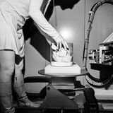 Mit einem Computertomografen wird ein Schädel durchleuchtet