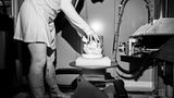 Mit einem Computertomografen wird ein Schädel durchleuchtet
