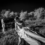 Studierende tragen einen Leichensack