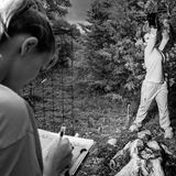 Studierende fotografieren und vermessen eine Leiche