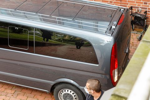 Ein Kastenwagen mit dunkel getönten Scheiben