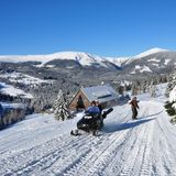 Tschechien  Der Verband der Skilift- und Seilbahnbetreiber sieht 3G-Regeln sowie verstärkte Hygienemaßnahmen vor. Handels- und Verkehrsminister Karel Havlicek rechnet mit einem sorgenfreien Start in die Saison. "Davon hängt nicht nur die Freude am Sport ab, sondern auch eine ganze Reihe von Arbeitsplätzen und die Zukunft der Branche."      In den tschechischen Mittelgebirgen mit dem Wintersportort Spindleruv Mlyn (Spindlermühle) im Riesengebirge und dem Skigebiet Klinovec (Keilberg) im Erzgebirge beginnt die Saison in der Regel Mitte Dezember und endet im März. Vollständig Geimpfte aus Deutschland müssen bei der Einreise ein Meldeformular ausfüllen. Für Ungeimpfte gelten Test- und Quarantänepflicht.