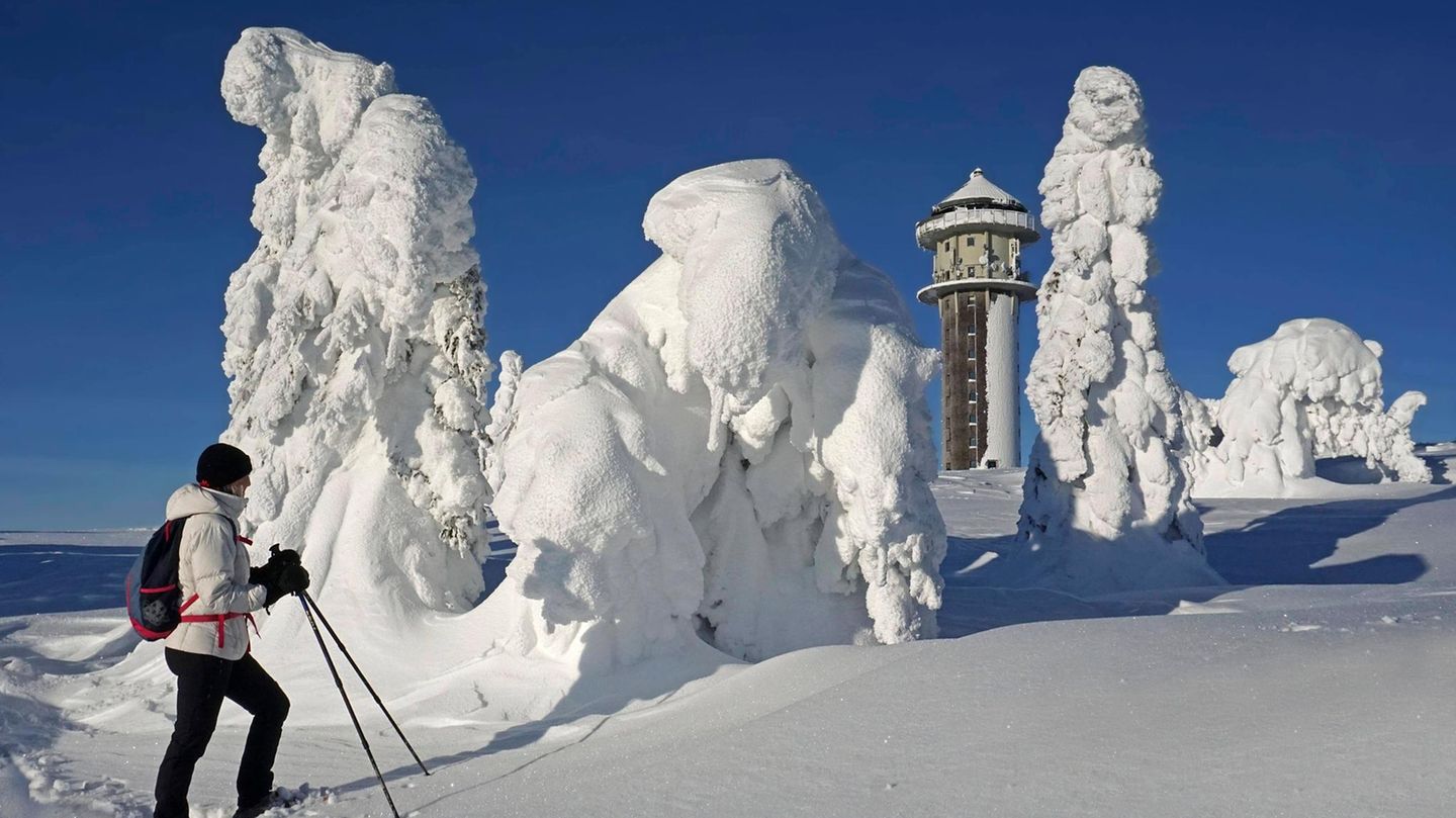 Feldbergturm, im winterlichen Naturschutzgebiet Feldberg