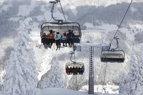 Sessellift mit Skifahrern