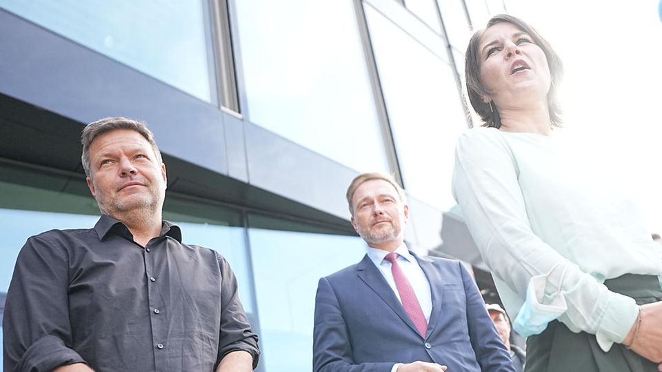Robert Habeck (l.) und Christian Lindner geben nach den Sondierungsgesprächen ein Pressestatement Annalena Baerbock, Robert Habeck (l.) und Christian Lindner geben nach den Sondierungsgesprächen ein Pressestatement