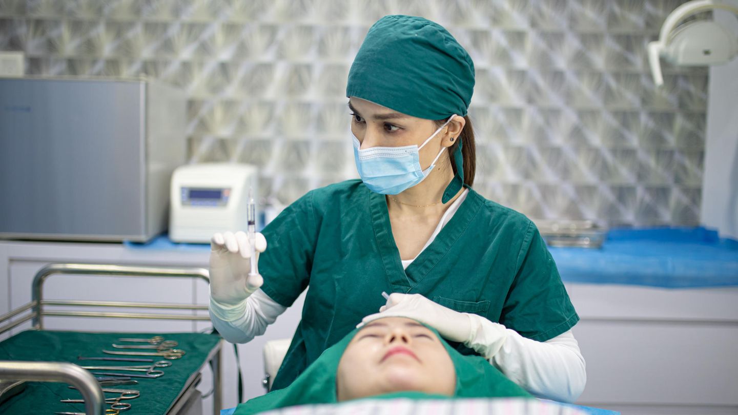Krankenschwester mit Botoxspritze