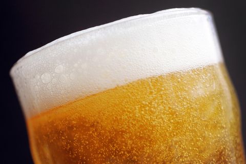 Ein Glas Bier mit Schaumkrone