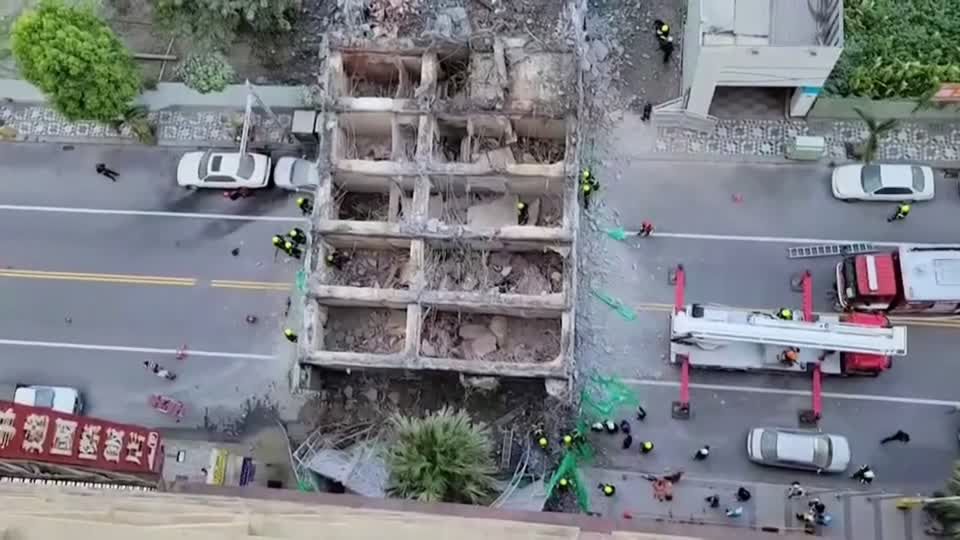 Video: Taiwan: Sechsstöckiges Gebäude stürzt auf Straße Video: Taiwan: Sechsstöckiges Gebäude stürzt auf Straße