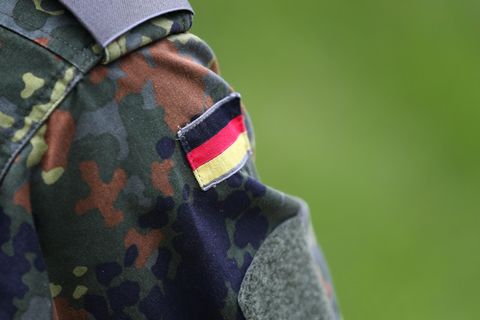 Schulter einer Bundeswehr-Uniform mit schwarz-rot-goldenem Abzeichen