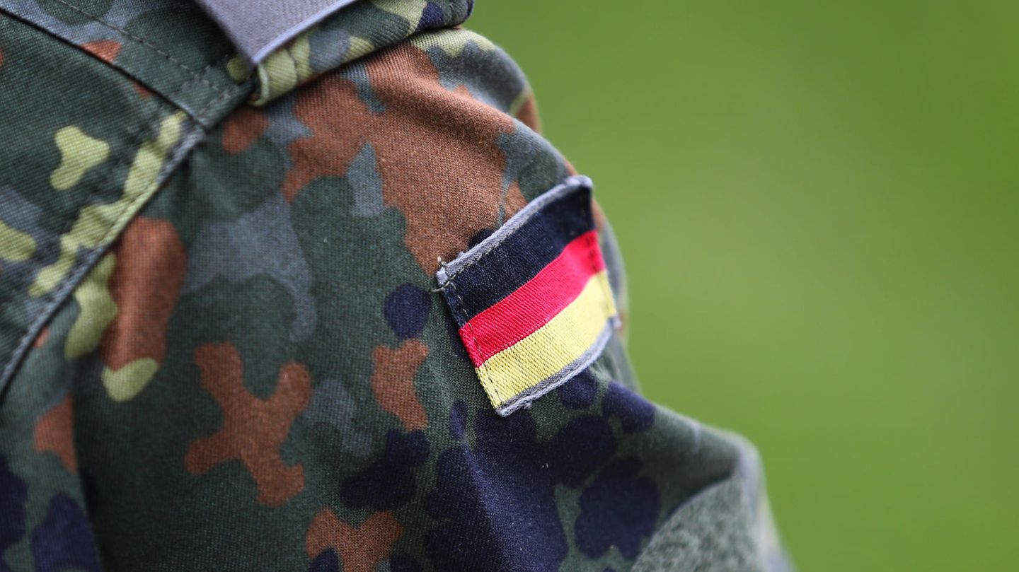 Schulter einer Bundeswehr-Uniform mit schwarz-rot-goldenem Abzeichen