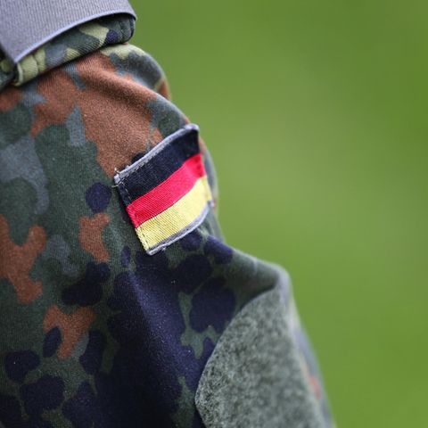 Schulter einer Bundeswehr-Uniform mit schwarz-rot-goldenem Abzeichen