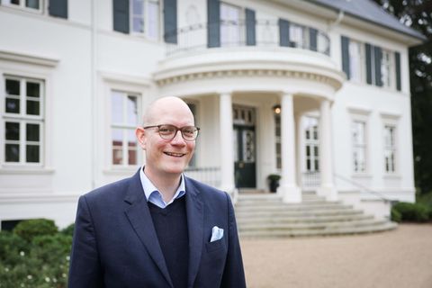 Thilo Mühl, der Hoteldirektor von Gut Immenhof, vor dem Eingang zum Herrenhaus