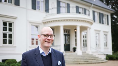 Thilo Mühl, der Hoteldirektor von Gut Immenhof, vor dem Eingang zum Herrenhaus
