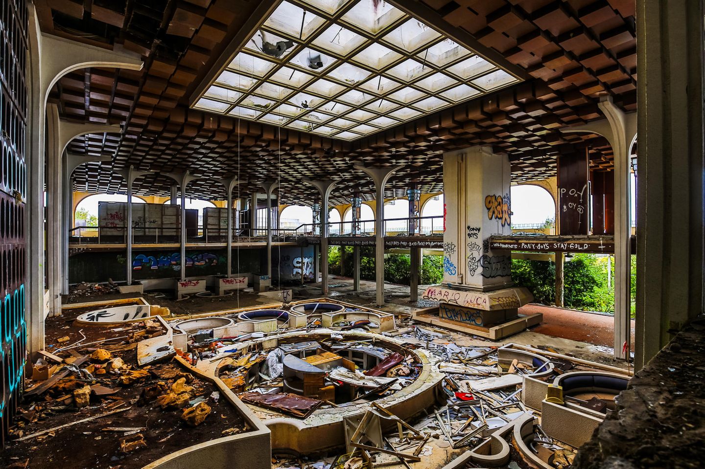 Früher floss hier der Champagner in Strömen. Heute tropft Regenwasser von der Decke. Das Haludovo war einst das angesagteste Luxushotel auf der kroatischen Insel Krk. Heute wird es als die "beliebteste Ruine" Kroatiens gepriesen. 