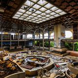 Früher floss hier der Champagner in Strömen. Heute tropft Regenwasser von der Decke. Das Haludovo war einst das angesagteste Luxushotel auf der kroatischen Insel Krk. Heute wird es als die "beliebteste Ruine" Kroatiens gepriesen. 