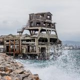 Im kroatischen Rijeka ragt die weltweit erste Torpedo-Abschussrampe ins Meer. Das Gerippe ist der denkmalgeschützte Rest eines einst riesigen Rüstungsbetriebs: der Torpedofabrik Whitehead. Die ersten und letzten österreichischen U-Boote wurden auch hier zu Wasser gelassen. 