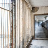 Früher streng bewacht, heute sperrangelweit offen: Ein Zellentrakt des Alcatraz der Adria. Auf der unbewohnten Insel Goli Otok ließ das Tito-Regime ein "Umerziehungslager" für politische Gegner errichten. Im Lager herrschten Zustände wie einem Konzentrationslager. Misshandlungen durch das Personal und schwere körperliche Arbeit in den Steinbrüchen gehörten zur Tagesordnung. 