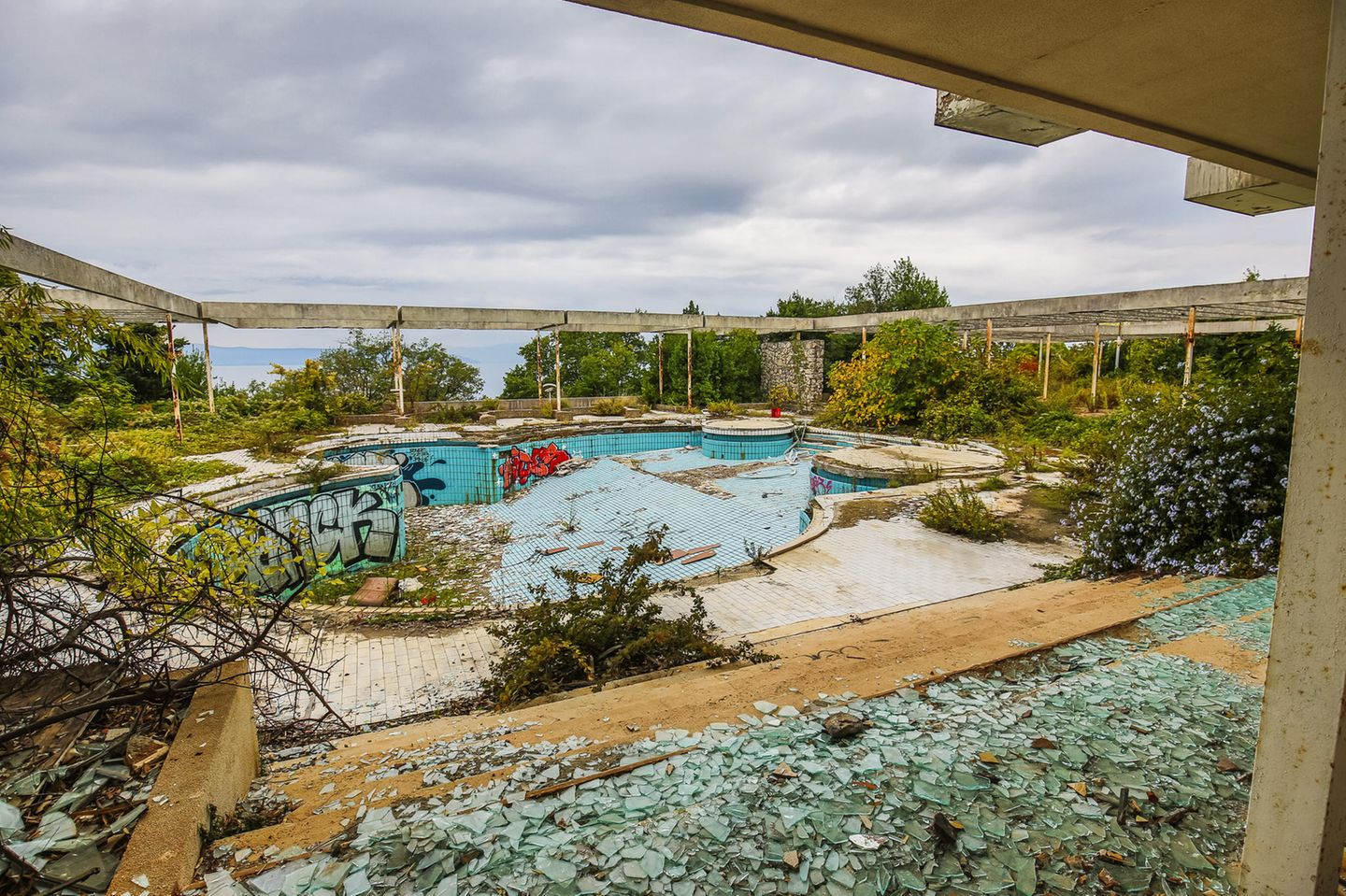 Das Hotel warb einst mit seiner spektakulären Poollandschaft: Wellnessbereich, Indoor- und Outdoorpools, Disco, Bowlingbahn, Minigolfanlage, Tennisplätze und Bars zählten zu den Annehmlichkeiten des "Penthouse Adriatic Clubs", wie die Anlage ursprünglich hieß. Hier feierten überwiegend männliche Gäste aus aller Welt rauschende Partys. 