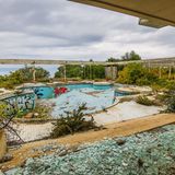 Das Hotel warb einst mit seiner spektakulären Poollandschaft: Wellnessbereich, Indoor- und Outdoorpools, Disco, Bowlingbahn, Minigolfanlage, Tennisplätze und Bars zählten zu den Annehmlichkeiten des "Penthouse Adriatic Clubs", wie die Anlage ursprünglich hieß. Hier feierten überwiegend männliche Gäste aus aller Welt rauschende Partys. 