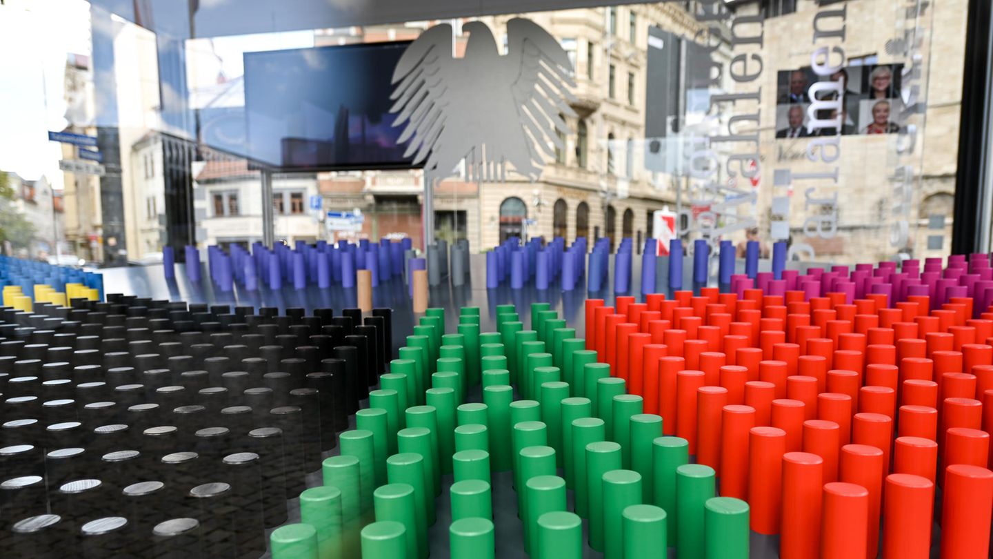 Gläsernes Miniatur-Parlament auf dem Hallmarkt: Welche dieser Farben künftig an der Regierung beteiligt sein werden, darum geht es nun während der Koalitionsgespräche.
