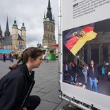 In einer Freiluft-Ausstellung auf dem Hallenser Markt wird an frühere Tage der deutschen Einheit und an die aufregenden Ereignisse rund um den Mauerfall vor 31 Jahren erinnert.