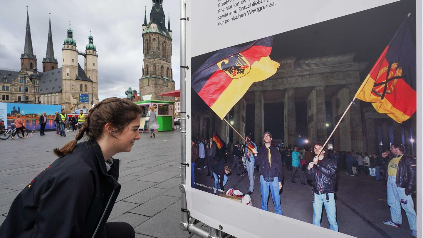 In einer Freiluft-Ausstellung auf dem Hallenser Markt wird an frühere Tage der deutschen Einheit und an die aufregenden Ereignisse rund um den Mauerfall vor 31 Jahren erinnert.