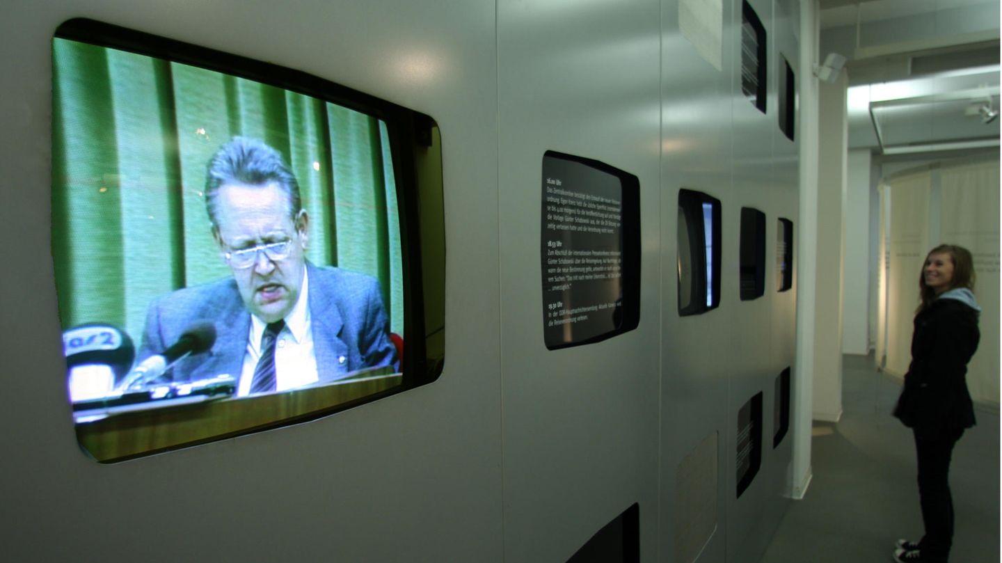 Erinnerung an die historische Pressekonferenz mit SED-Funktionär Günter Schabowski am 9. November 1989 in der Gedenkstätte Deutsche Einheit in Marienborn. Er verkündete seinerzeit die Öffnung der innerdeutsche Grenze – "unverzüglich".