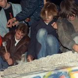 Die "Mauerspechte" machten sich an die Arbeit (hier am 11. November 1989). Die Berliner Mauer war schon bald Geschichte. Heute sind ihre Splitter in aller Welt verteilt und werden ausgestellt. In Berlin erinnern Einlassungen im Boden an den Verlauf der Mauer. Mauerstücke selbst gibt es kaum noch. Weltberühmt und ein Touristenmagnet ist ...