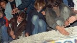 Die "Mauerspechte" machten sich an die Arbeit (hier am 11. November 1989). Die Berliner Mauer war schon bald Geschichte. Heute sind ihre Splitter in aller Welt verteilt und werden ausgestellt. In Berlin erinnern Einlassungen im Boden an den Verlauf der Mauer. Mauerstücke selbst gibt es kaum noch. Weltberühmt und ein Touristenmagnet ist ...