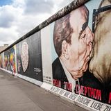 ... und ein Touristenmagnet ist die East Side Gallery mit dem künstlerisch gestalteten Mauerabschnitt.