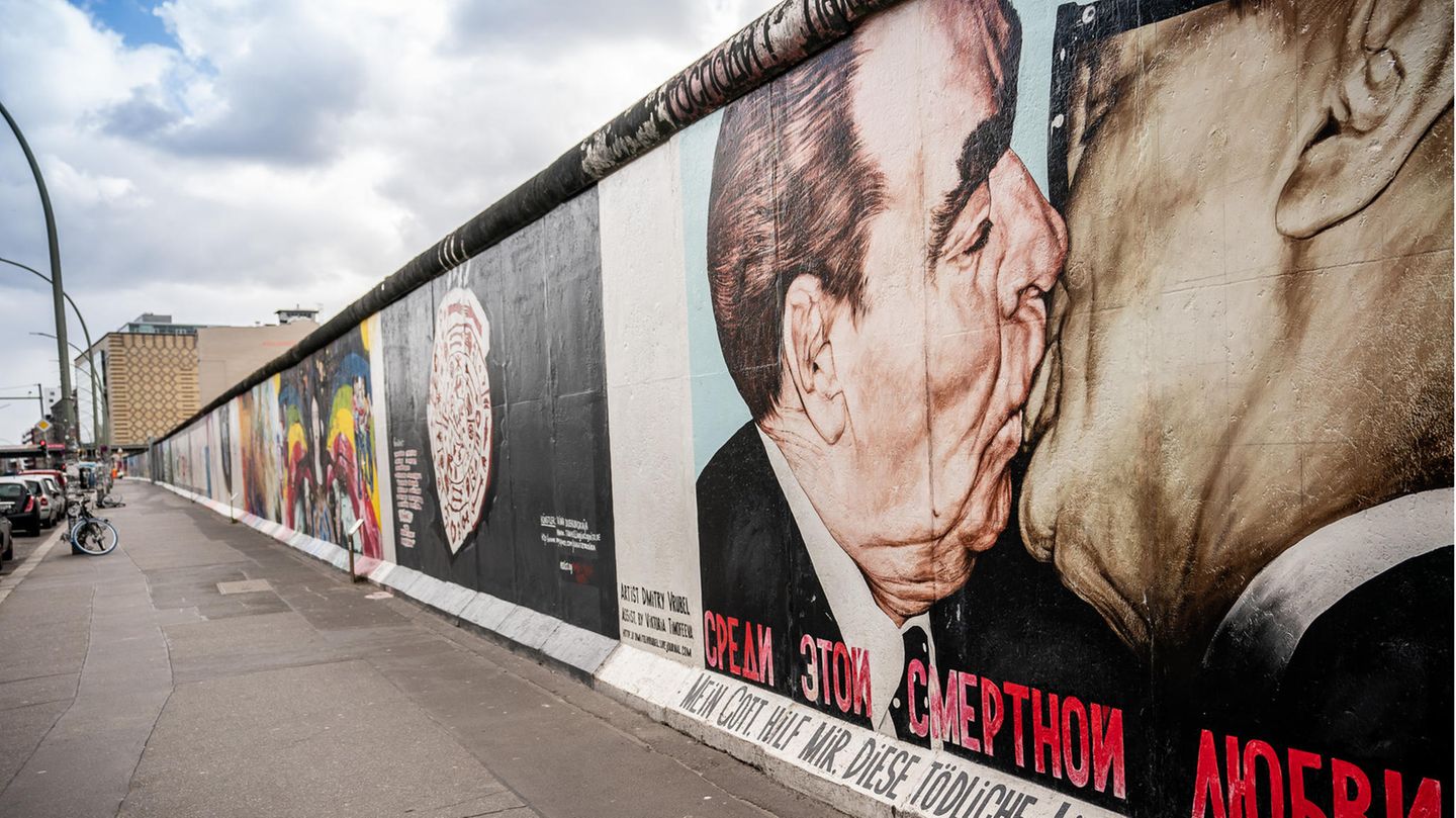 ... und ein Touristenmagnet ist die East Side Gallery mit dem künstlerisch gestalteten Mauerabschnitt.