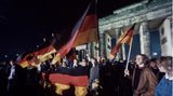 Die ersten Wiedervereinigungsfeiern am 3. Oktober 1990 vor dem Brandenburger Tor. Seiher ist der 3. Oktober als Nationalfeiertag etabliert. Die zentralen Feiern zum Tag der deutschen Einheit werden in jedem Jahr in einem anderen Bundesland begangen.